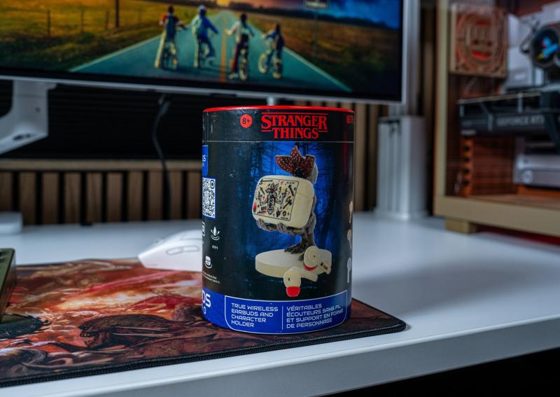 Stojak na słuchawki Stranger Things Demogorgon z bezprzewodowymi słuchawkami