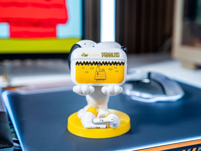 Stojak na słuchawki Peanuts Snoopy z bezprzewodowymi słuchawkami Bluetooth