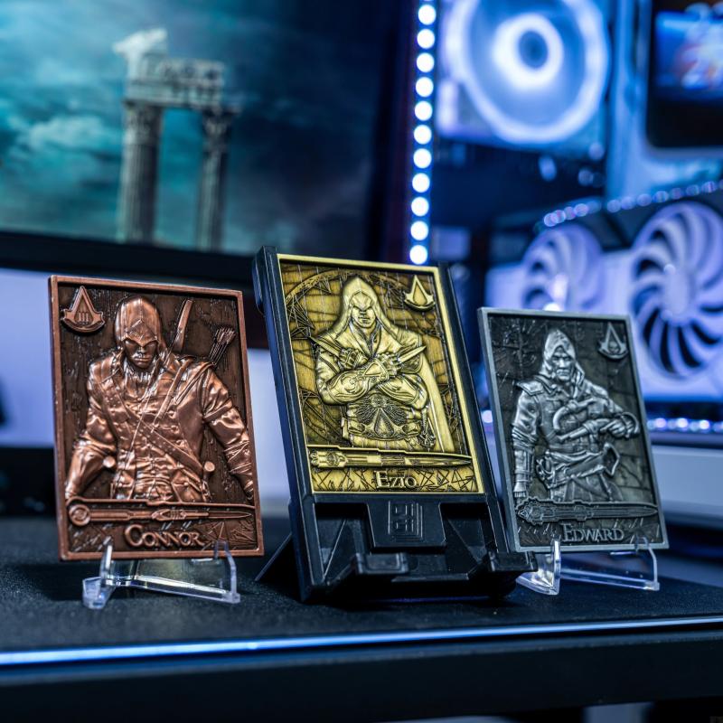 Stojak na telefon i metalowe płytki Assassin's Creed Digiplates
