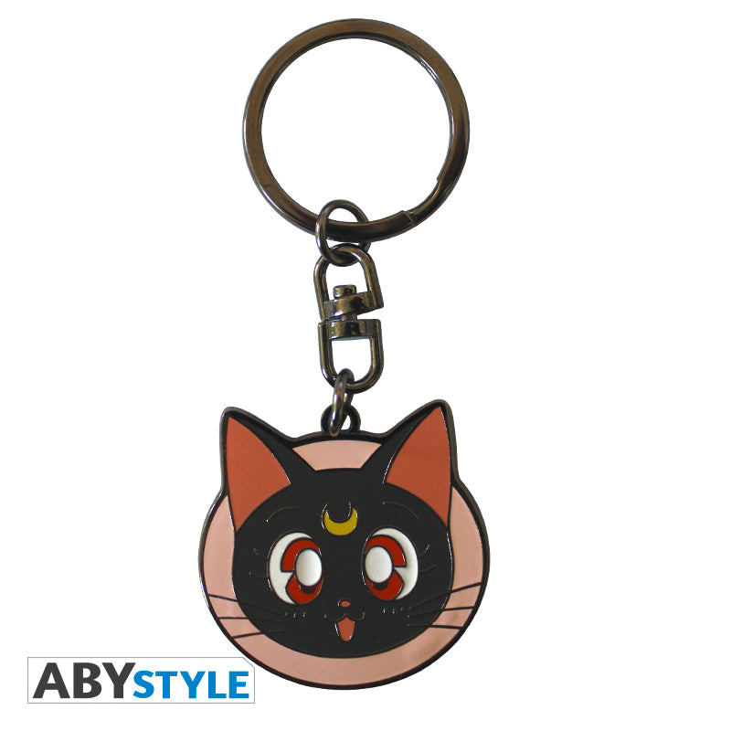 Brelok metalowy Sailor Moon z motywem Luna — ujęcie 3