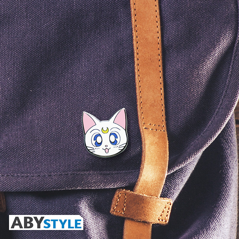 Pin Sailor Moon z motywem Artemis — ujęcie 4