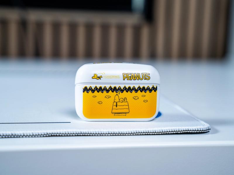 Stojak na słuchawki Peanuts Snoopy z bezprzewodowymi słuchawkami Bluetooth