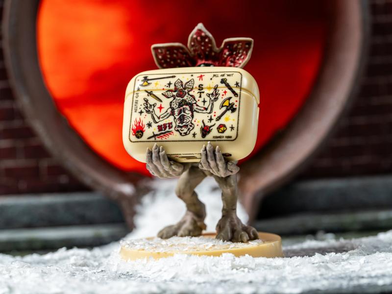 Stojak na słuchawki Stranger Things Demogorgon z bezprzewodowymi słuchawkami