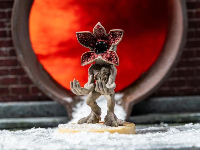 Stojak na słuchawki Stranger Things Demogorgon z bezprzewodowymi słuchawkami