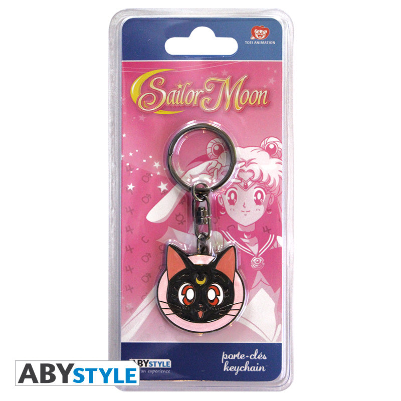 Brelok metalowy Sailor Moon z motywem Luna — ujęcie 4