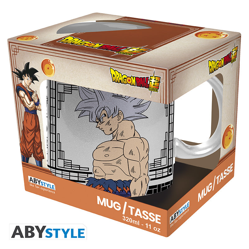 Kubek Dragon Ball z motywem Goku na srebrnym tle, ujęcie 4