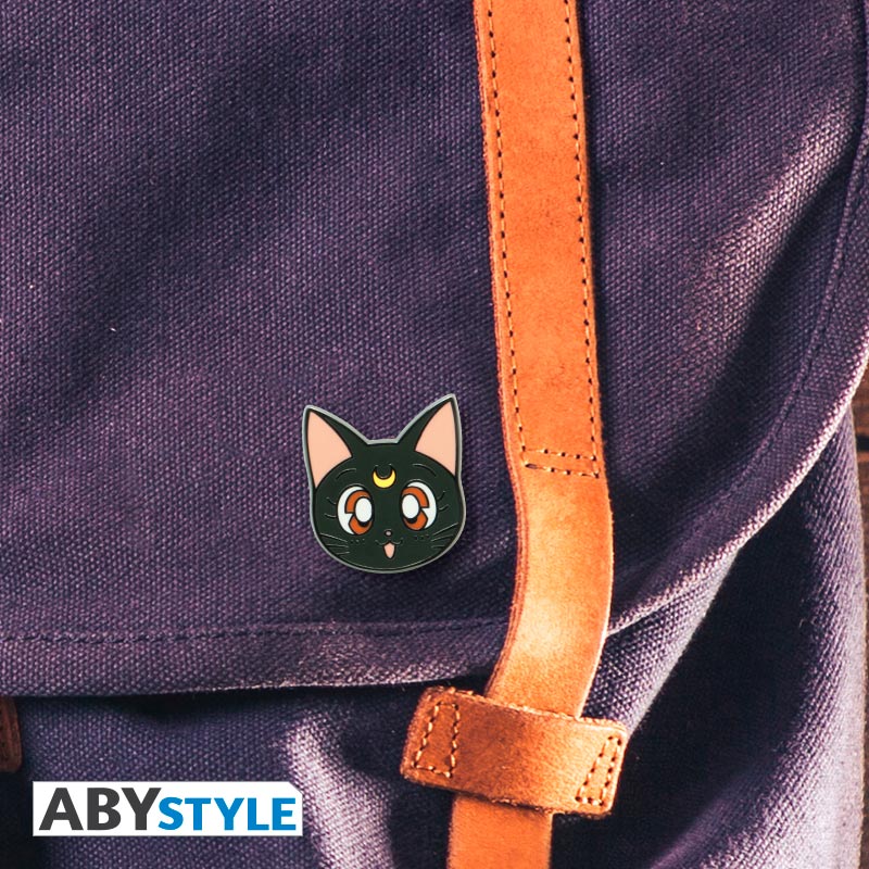 Pin Sailor Moon z motywem Luna — ujęcie 4