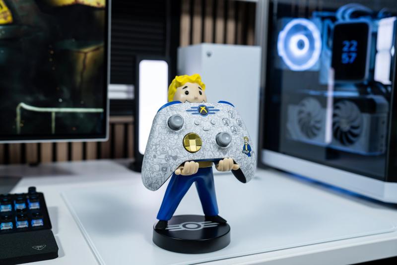 Stojak na telefon i pada Fallout Vault Boy — shot 3